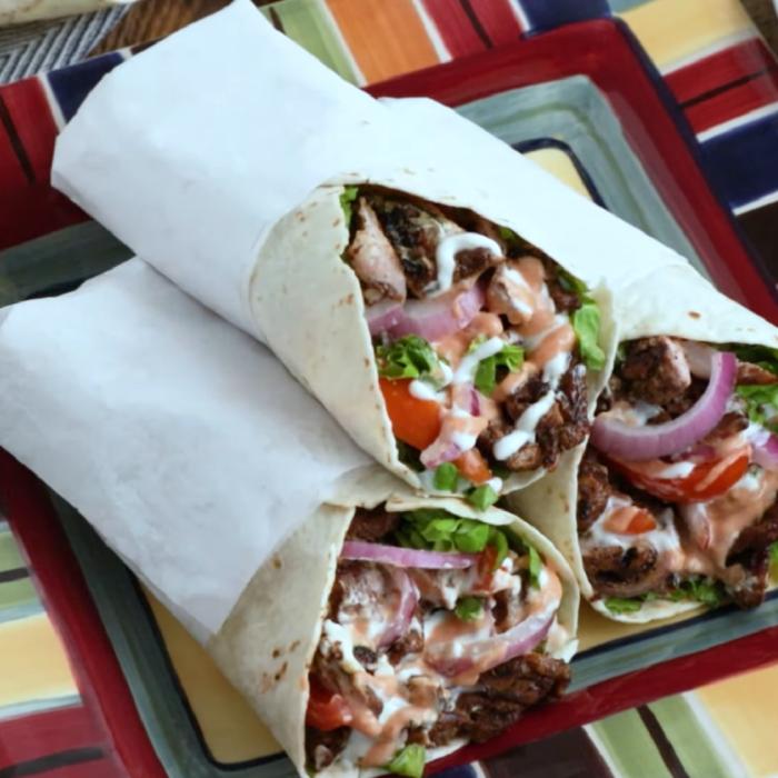 Shaorma de pui cu sos de iaurt. Un preparat sănătos pentru acel moment când ești la dieta și ți-e poftă de Fast food