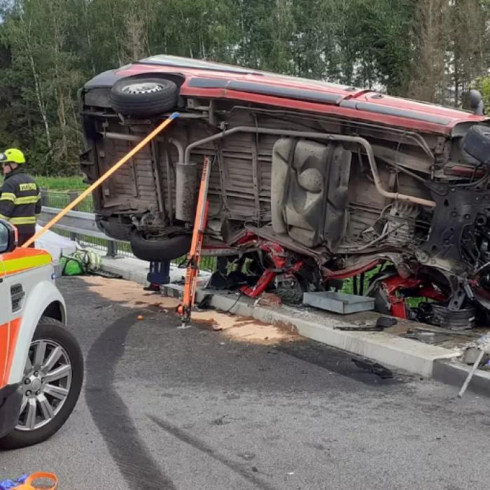 Trei români care se întorceau din Anglia, morți într-un cumplit accident de microbuz în Cehia. Alți doi sunt în stare critică