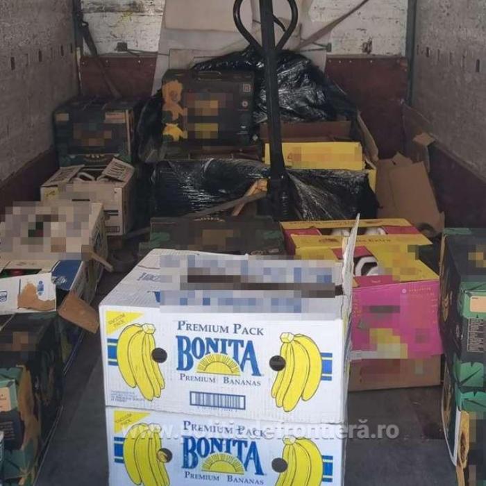 Camion, verificat la intrarea în țară: zeci de recipiente cu o substanță interzisă au fost descoperite de polițiști