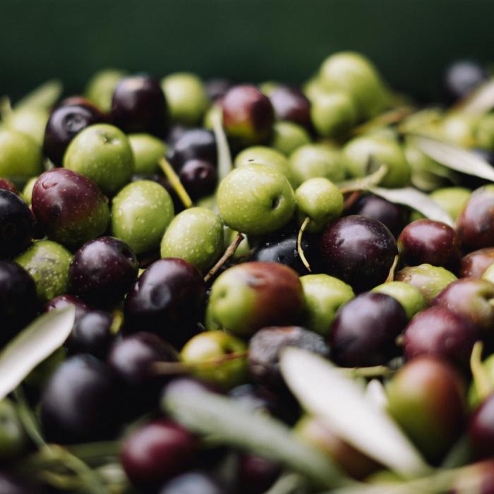 Tu știai că măslinele sunt un elixir al frumuseții? Iată trei trucuri cheie pe care le poți folosi pentru un ten mai sănătos