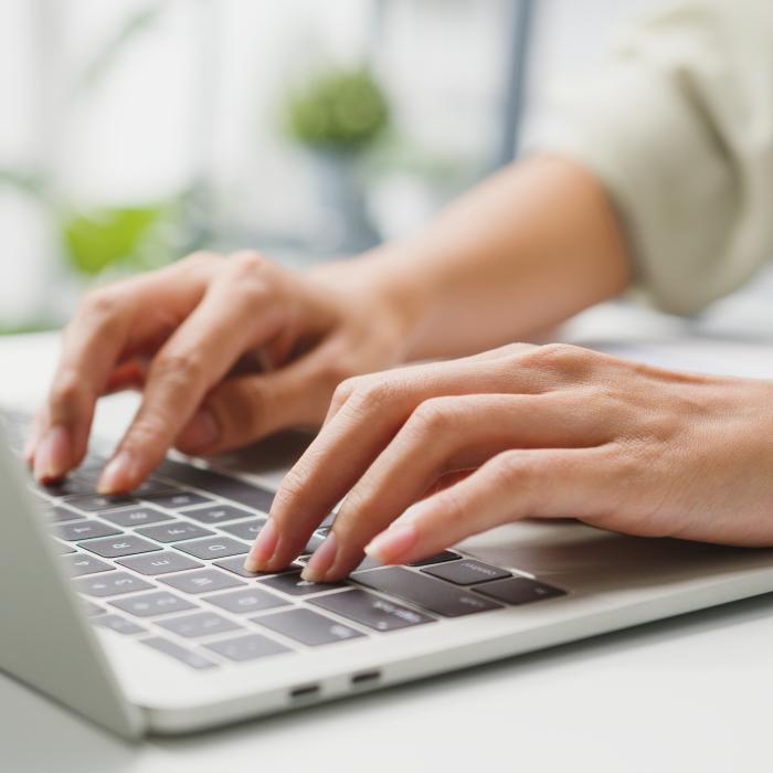 Italia. Româncă, judecată după ce a jignit un primar pe Facebook: „Să taci, pentru că am dreptate!”