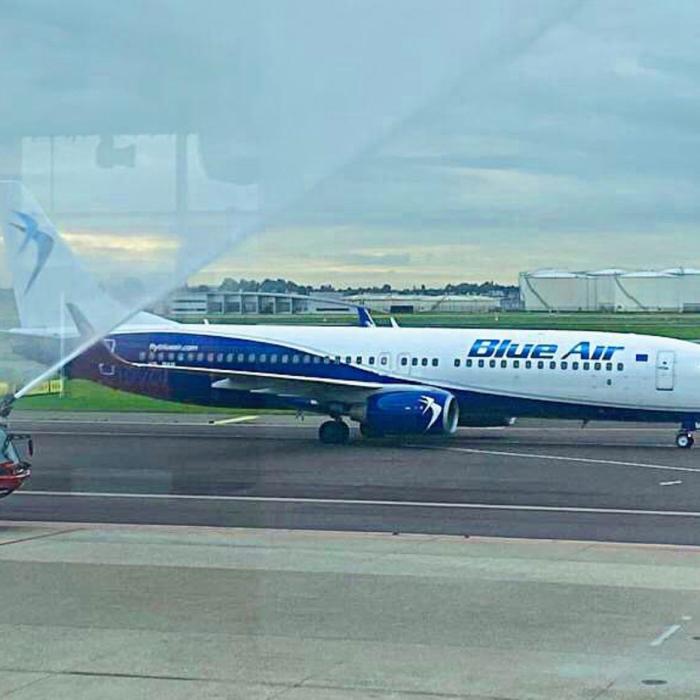 Val de plângeri la adresa Blue Air. Șeful ANPC: "Au obligat pasagerii să contribuie la finanțele companiei, fără acordul lor"