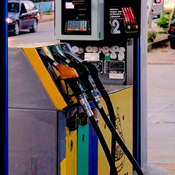 Comisia Europeană acuză Ungaria că discriminează la pompă străinii. Ungurii plătesc 479 de forinți litrul, în timp ce restul dau dublu