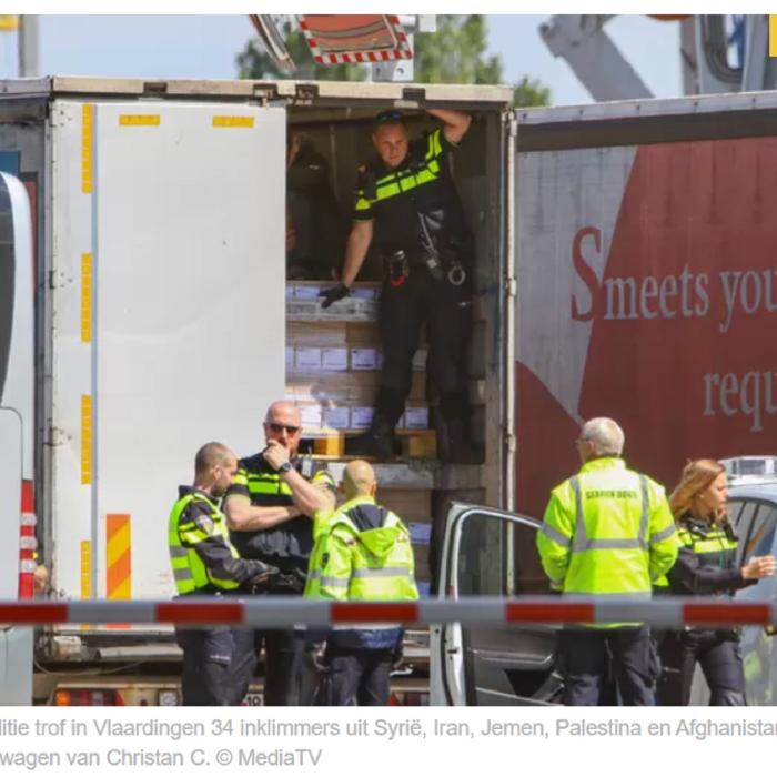 Olanda. Un șofer român de TIR a bătut recordul de migranți din camion: „Nu știa că se aflau în remorca lui”