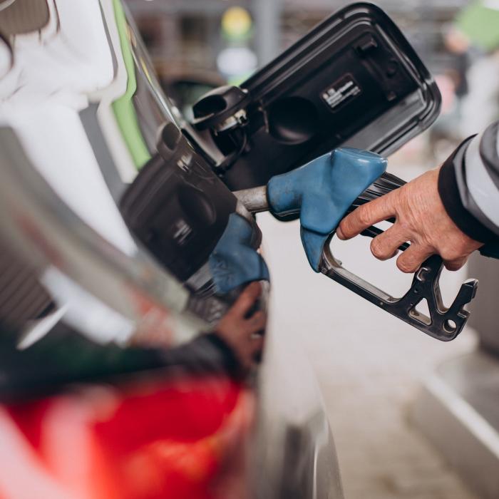 Un stat cu 22 milioane de locuitori rămâne fără motorină și benzină. Bugetarii, obligați să muncească de acasă