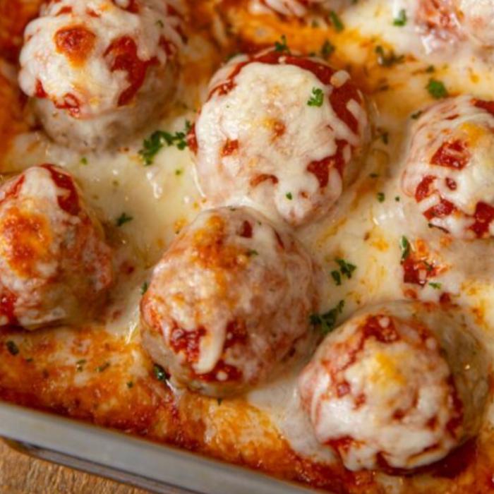 Ai nevoie doar de cartofi, roșii și carne tocată pentru o masă delicioasă și extrem de sățioasă