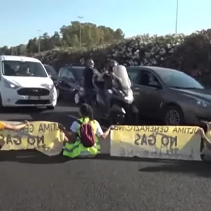 Italia. Ecologiștii s-au aruncat pe asfaltul autostrăzii ca să blocheze traficul: "Mergeți la muncă, eliberați drumul!" 