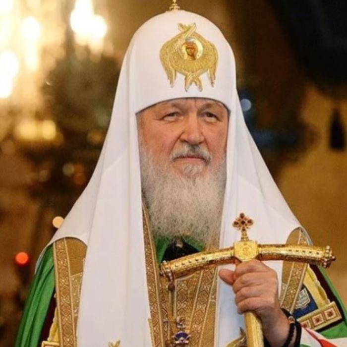 Patriarhul rus Kiril a căzut în timpul unei procesiuni religioase. Momentul a fost transmis în direct 