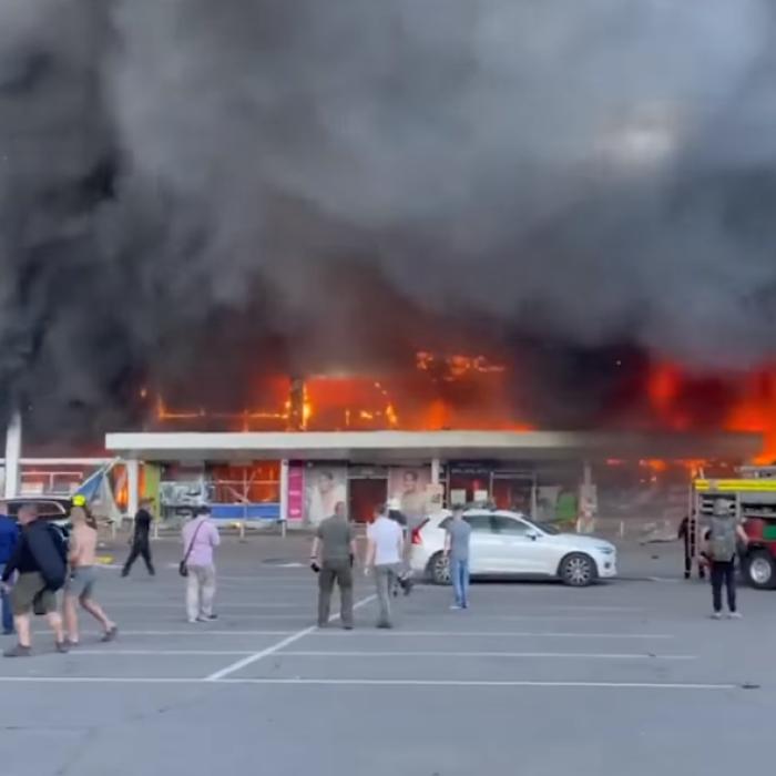 Nou bilanţ: 16 morţi şi 59 de răniţi în atacul cu rachetă al rușilor asupra mall-ului din Kremenciuk 