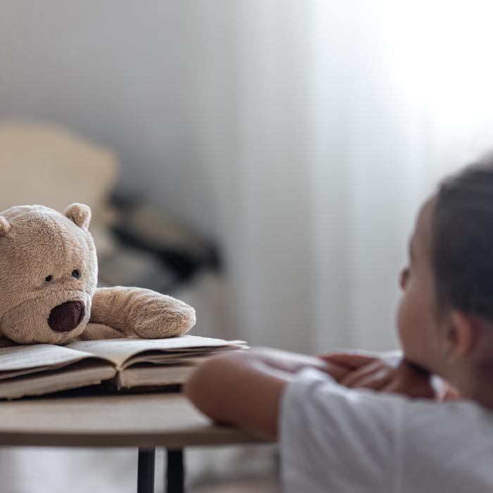 Italia. Fetiță româncă, vândută de părinți unui cuplu. Justificarea de necrezut a mamei: „Am făcut-o pentru a-i garanta un viitor mai bun”