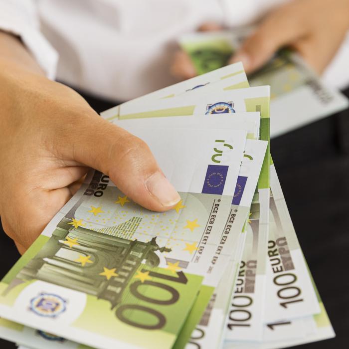 Franța. Voucher de 100 de euro pentru familiile cu venituri reduse și 50 de euro pentru copii