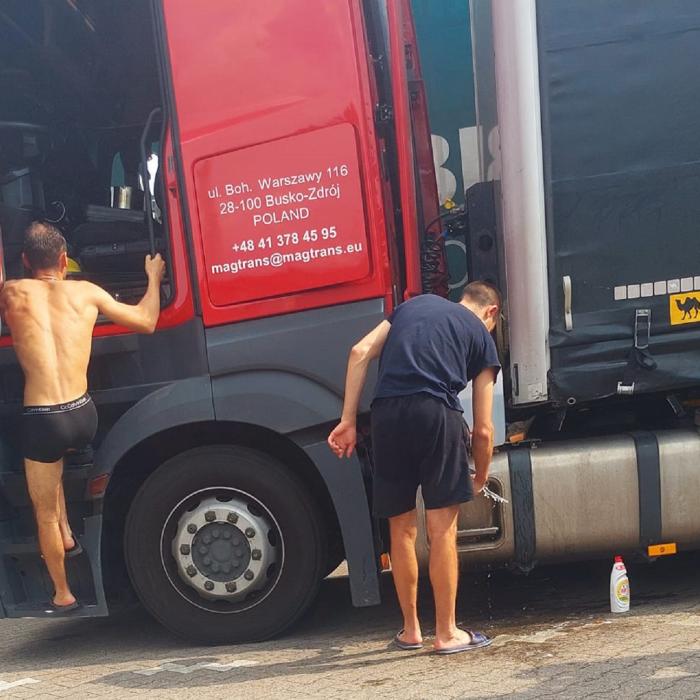 Germania. Un șofer român de TIR, întâlnire emoționantă cu doi transportatori ucraineni: „Mi s-a făcut pielea de găină, nu am știut ce să răspund”