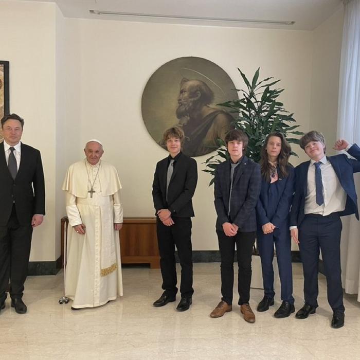 Elon Musk revine pe Twitter şi a postat o fotografie în care apare alături de papa Francisc