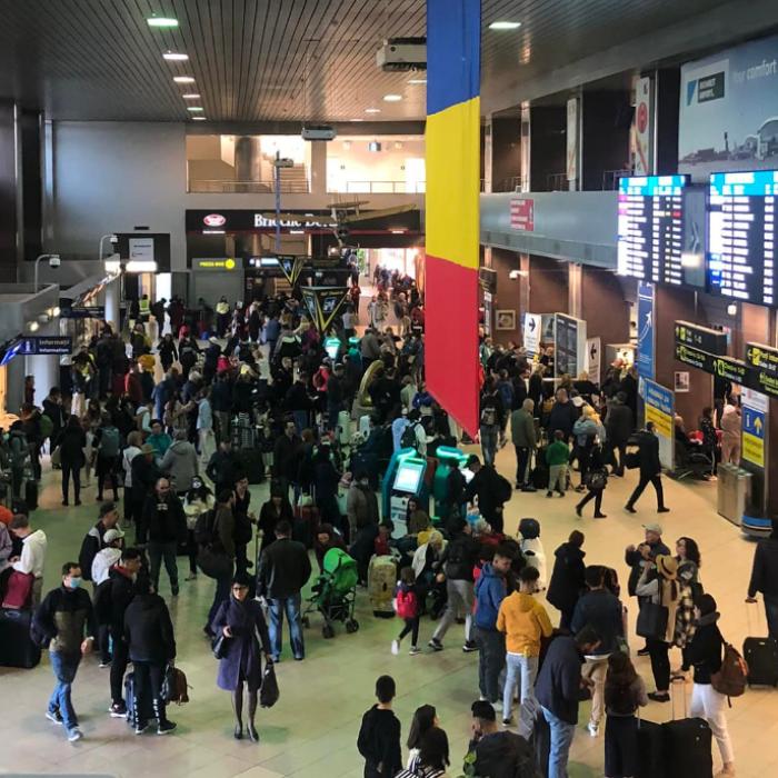 Haos și îmbulzeală pe aeroportul Otopeni, întârzieri de mii de minute și zboruri anulate: ANPC, primele măsuri anunțate