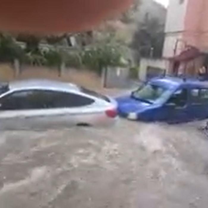 O furtună violentă a făcut ravagii în Craiova: Mașini luate de apă, acoperișuri smulse, mai multe străzi au fost rupte - VIDEO