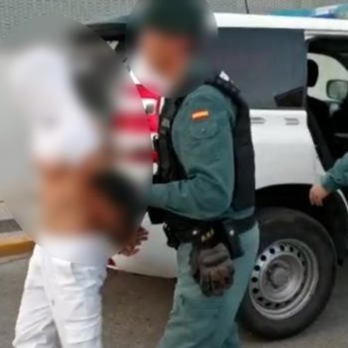 Spania. Român, prins după ce a lovit cu o bâtă în cap un polițist și a vrut să îi calce cu mașina pe alții: Cazier record pentru bărbatul de 20 de ani