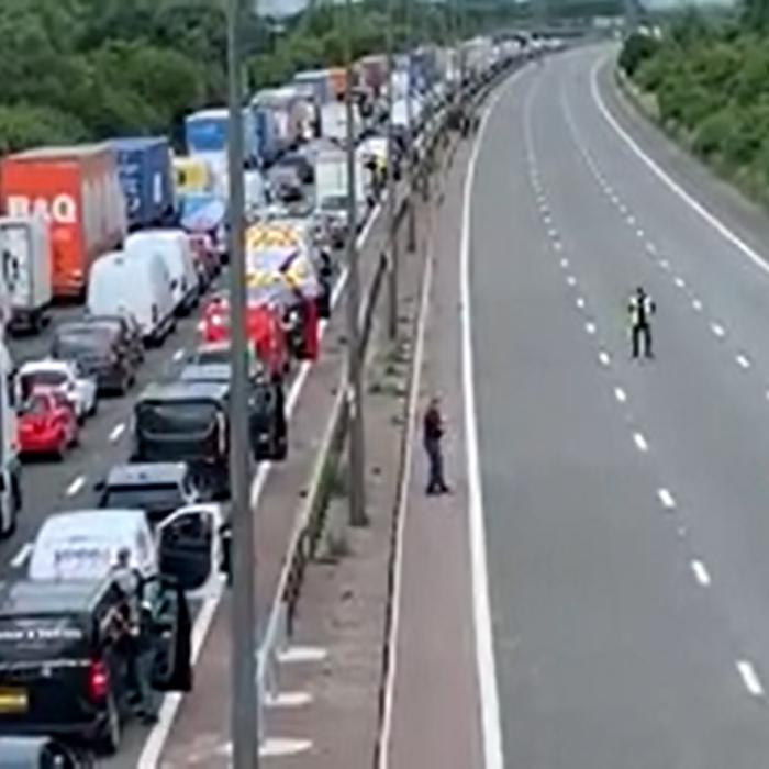 Șoferii din Marea Britanie, formă de protest inedită faţă de preţurile mari la carburanţi: S-a jucat fotbal, a fost HAOS pe autostrăzi