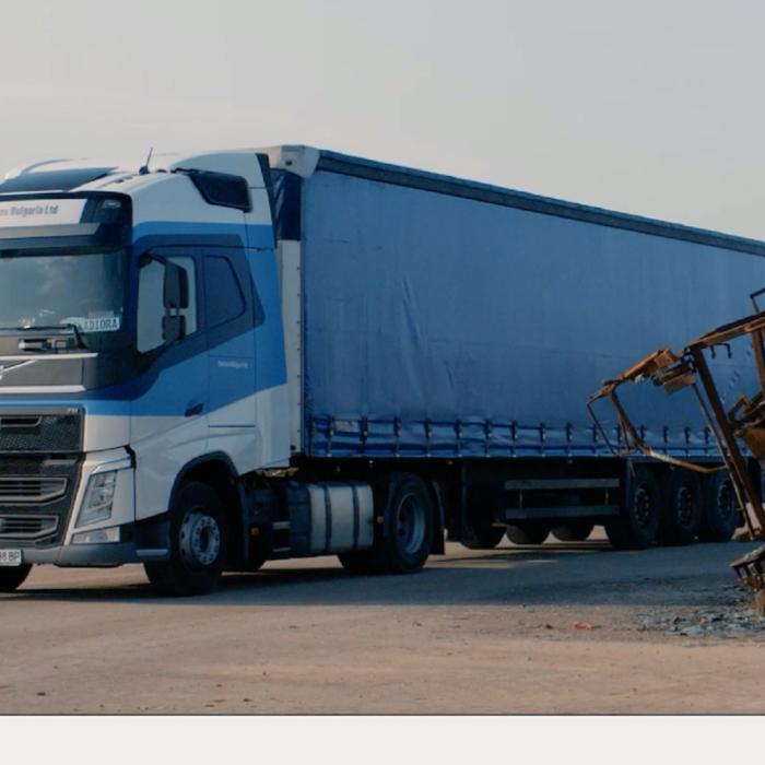 „O Viață Parcată”. Un reportaj din Belgia surprinde lumea paralelă în care trăiesc șoferii români de TIR: „Fac distanța până la Lună la fiecare doi ani”