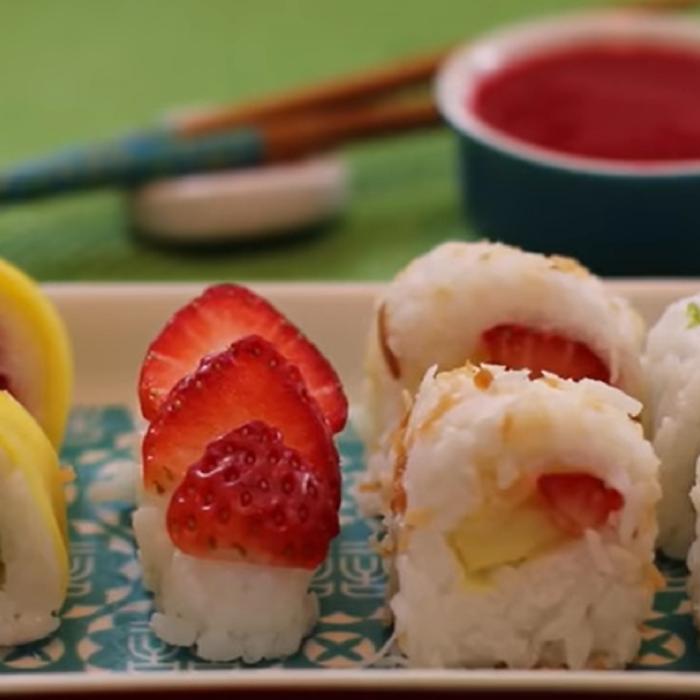 Sushi cu fructe proaspete de sezon. Un desert răcoros și rapid de pregătit