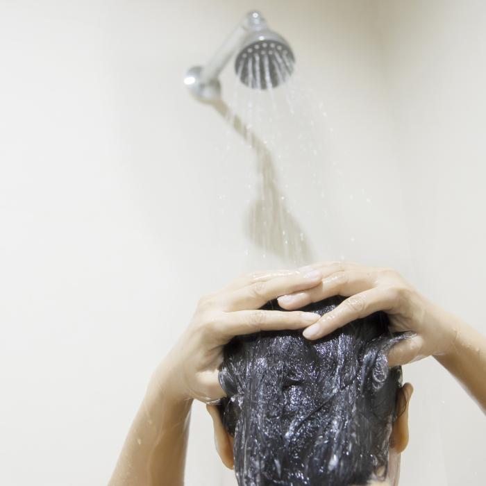 Faceți un truc cu oțet și bicarbonat pentru ca părul să nu înfunde niciodată scurgerea dușului