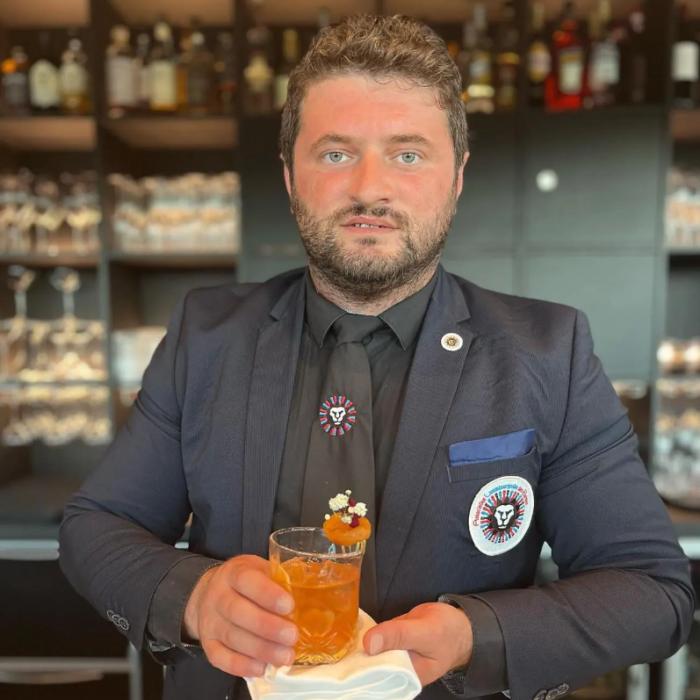 Un român din Luxemburg vrea să devină campionul mondial al cocktailurilor. Marius Bîrzan: "Trebuie să muncești din greu" 