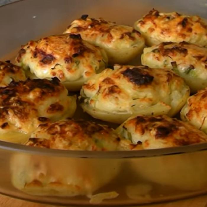 Cartofi copți la cuptor cu brânză. O delicatesă care ți se topește în gură