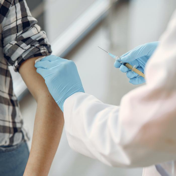 Ce spun experții despre noile variante Omicron. Ar trebui să faceți un al doilea rapel COVID acum, sau să așteptați vaccinurile actualizate?
