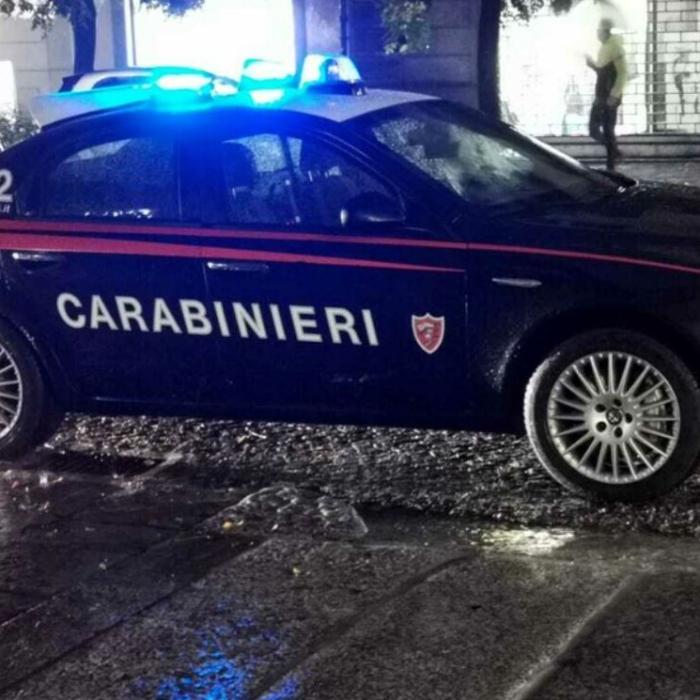 Italia. Un român s-a ales cu piciorul rupt, după ce a refuzat să îi dea o țigară unui om al străzii care îl asaltase într-un bar