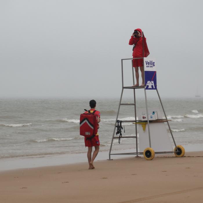 Grecia. Un turist a supraviețuit 18 ore în largul mării, datorită unei mingi pe care doi copii au pierdut-o pe o plajă aflată la 129 km distanță