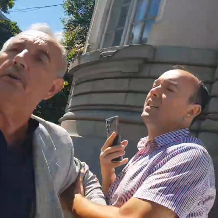 Protestatarul Ceaușescu, luat la bătaie în fața instanței de un fost procuror (VIDEO)