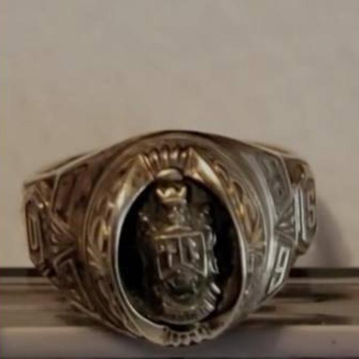 O femeie şi-a găsit un inel pe care l-a pierdut într-un lac, în urmă cu 53 de ani