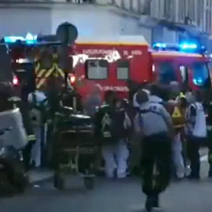 Atac armat în Paris: Doi indivizi au coborât dintr-o mașină și au început să împuște oamenii care stăteau la o terasă - VIDEO