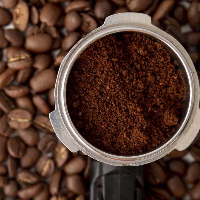 Pune zaț de cafea în acest produs pe care-l folosești la duș. Trucul pe care o să îl adori