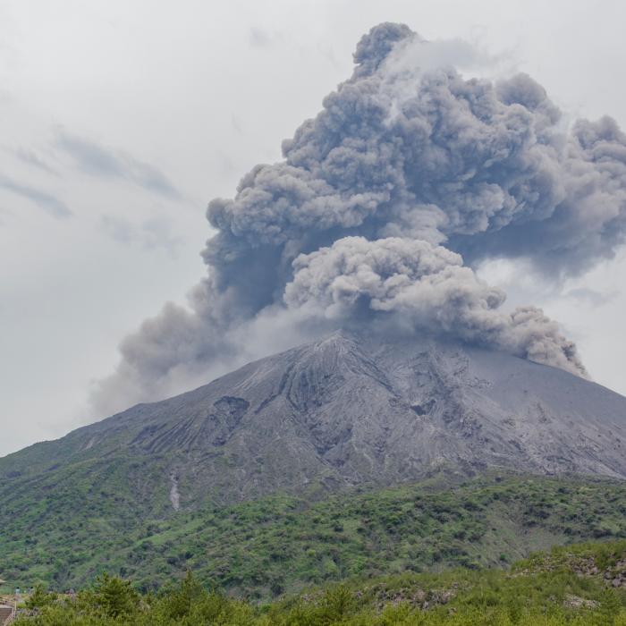 Japonia: Zeci de persoane evacuate după erupţia vulcanului Sakurajima