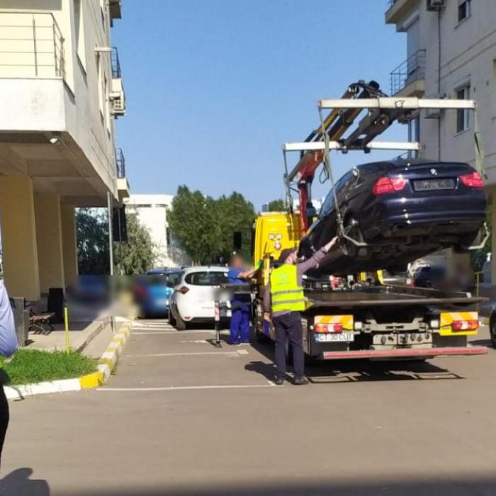 Cum s-au gândit doi turiști din Mamaia să scape de plata tarifului de parcare: S-au ales cu mașinile luate pe sus
