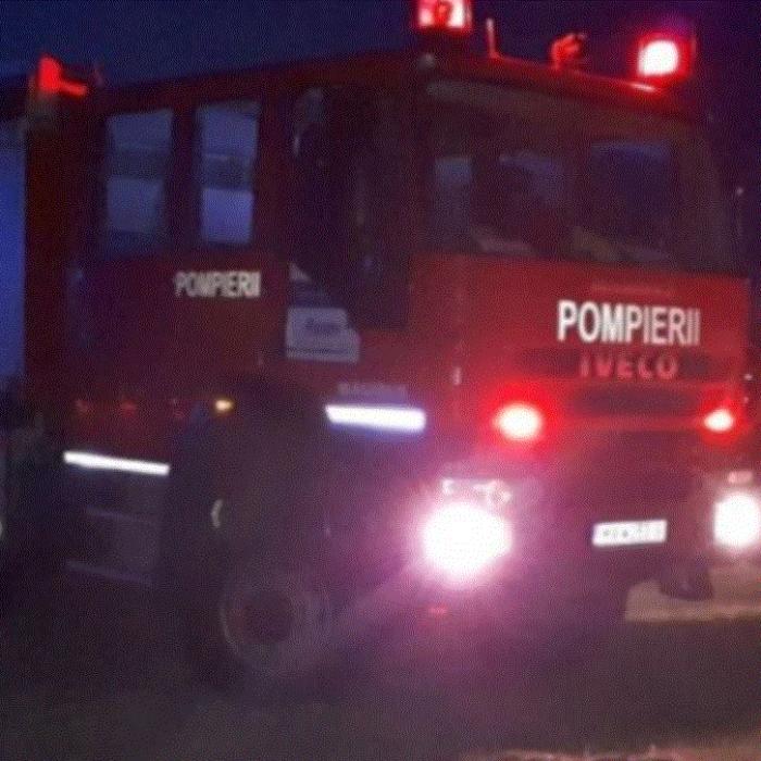 Incendiu puternic la Gura Humorului. Flăcările au distrus un depozit de animale şi 100 de kilograme de furaje