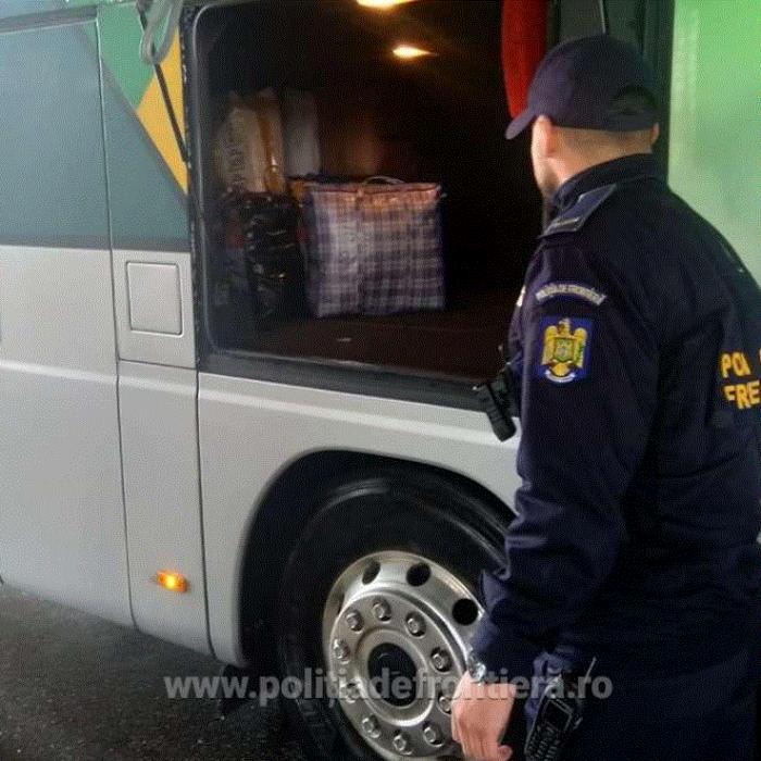 Autocar, oprit și verificat la intrarea în țară: un pasager a fost dat joc cu tot cu bagaje 