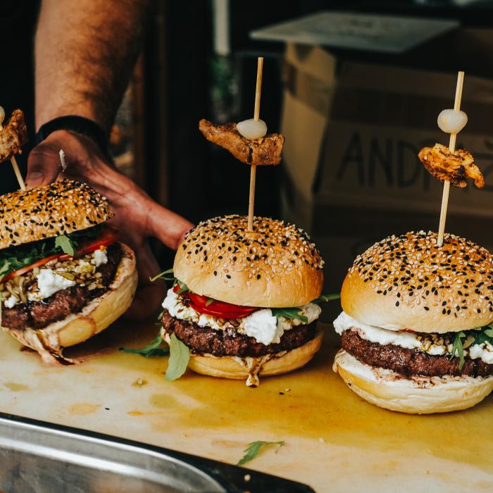 Burgeri de casă, suculenți și delicioși. Rețeta americană clasică pentru burgeri de care nu te vei mai sătura
