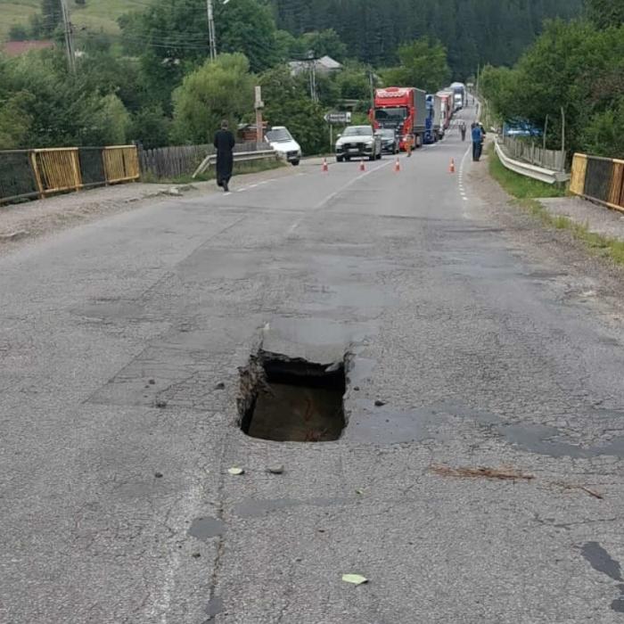 Încă un pod din Neamț s-a surpat, la nici două luni după prăbușirea celui din Luțca. S-a căscat o gaură imensă în mijloc - FOTO