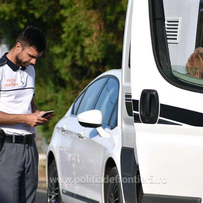 Un grup de 45 de migranți care se îndreptau spre Statele Unite au fost descoperiți în Mexic, în interiorul unui tractor cu remorcă deghizat în camion de gunoi