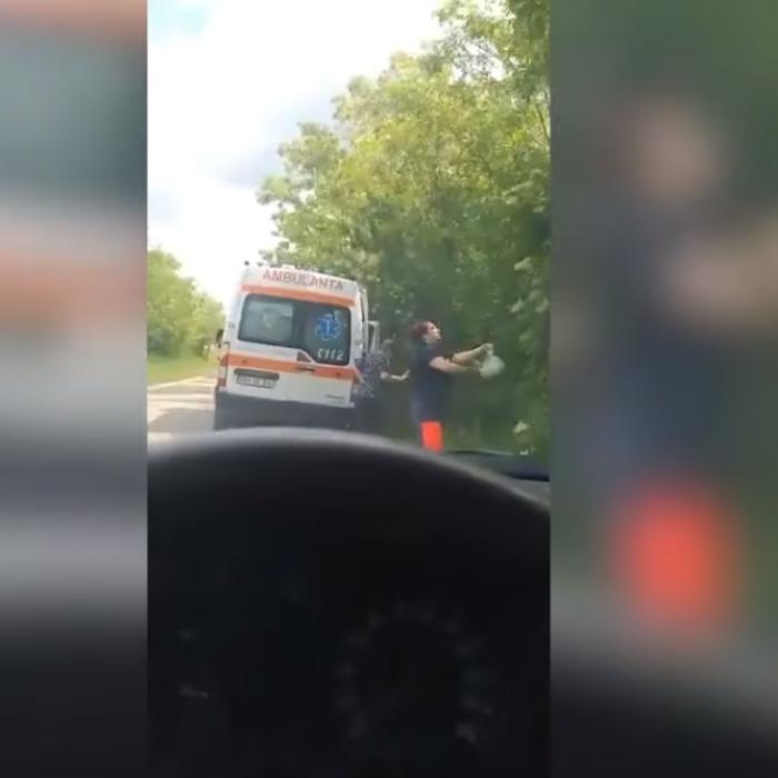 O angajată a oprit ambulanţa ca să culeagă flori de soc - VIDEO