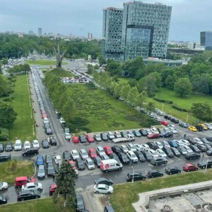 Nicușor Dan spune că taxează parcările din București doar să elibereze zonele aglomerate 