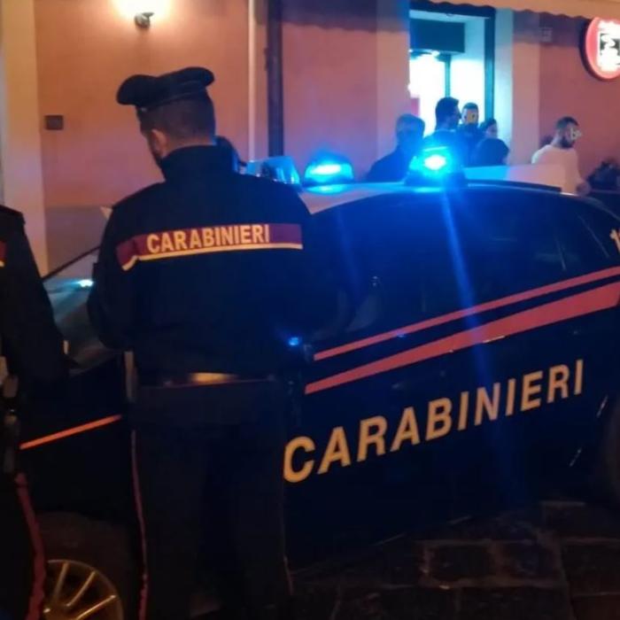 Italia. Român, încătușat după ce a fugit din țară cu fiul de 9 ani: „Tatăl tău a făcut lucruri urâte în România”