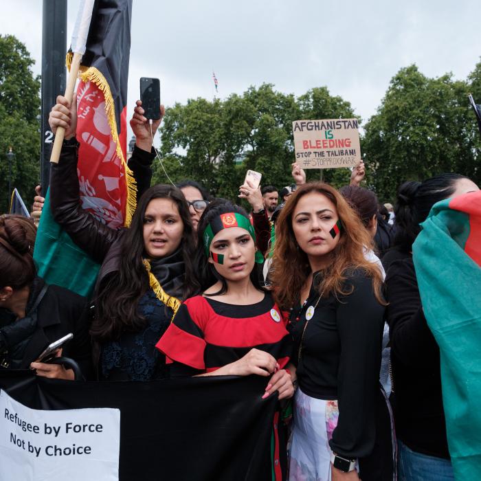 Afganistan: Talibanii trag focuri de armă pentru a opri protestul femeilor afgane din Kabul - VIDEO
