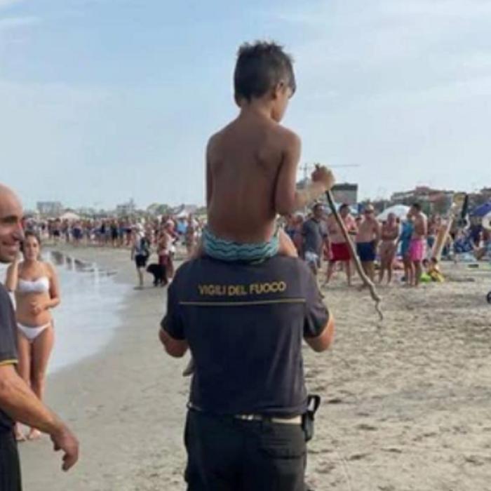 Italia. O familie de români a trecut prin spaima vieții, după ce copilul de numai cinci ani a dispărut pe plajă 