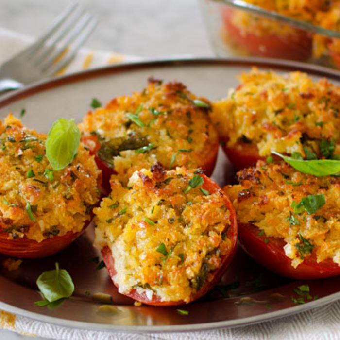 Roșii gratinate, cu pesmet, busuioc și ulei de măsline. Garnitura perfectă pentru orice tip de carne