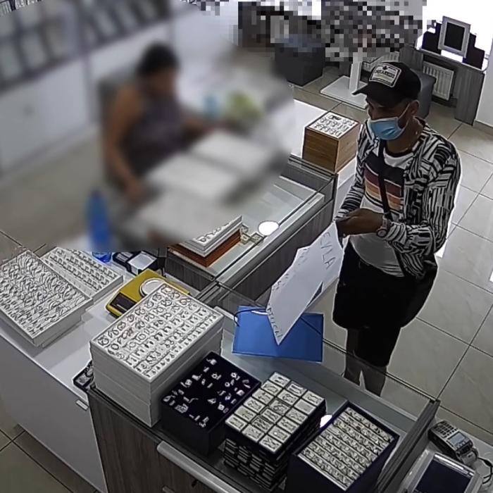 Slovacia. A furat 50 de inele extrem de valoroase, cu ajutorul unei hârtii: „Vorbea într-o limbă mixtă română-engleză“ (VIDEO)