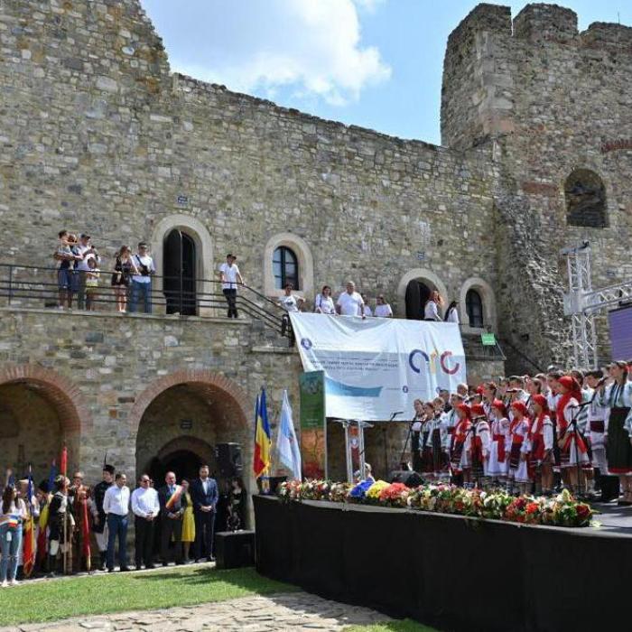 Peste 1.200 de copii şi tineri români din diaspora, la Programul de tabere 'ARC': „E o datorie faţă de noile generaţii de români de pretutindeni“