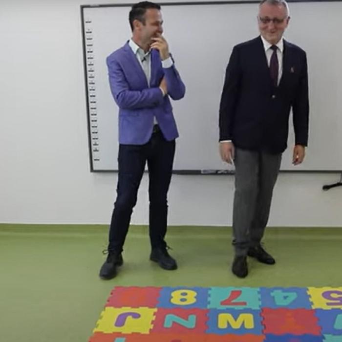 Mesajul „Puie Monta”, la o grădiniță din București. Cîmpeanu și Negoiță, amuzați: „Un Lego foarte inspirat!” - VIDEO
