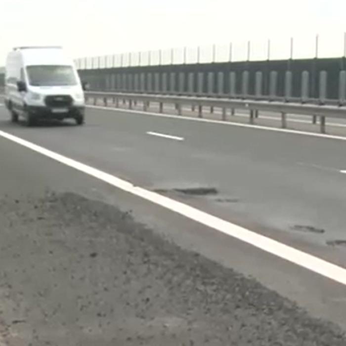 Autostrada A1, între Nădlac 2 şi municipiul Arad, plină de gropi: „Vii cu maşina nouă, o faci praf în câteva zile de stat în România“